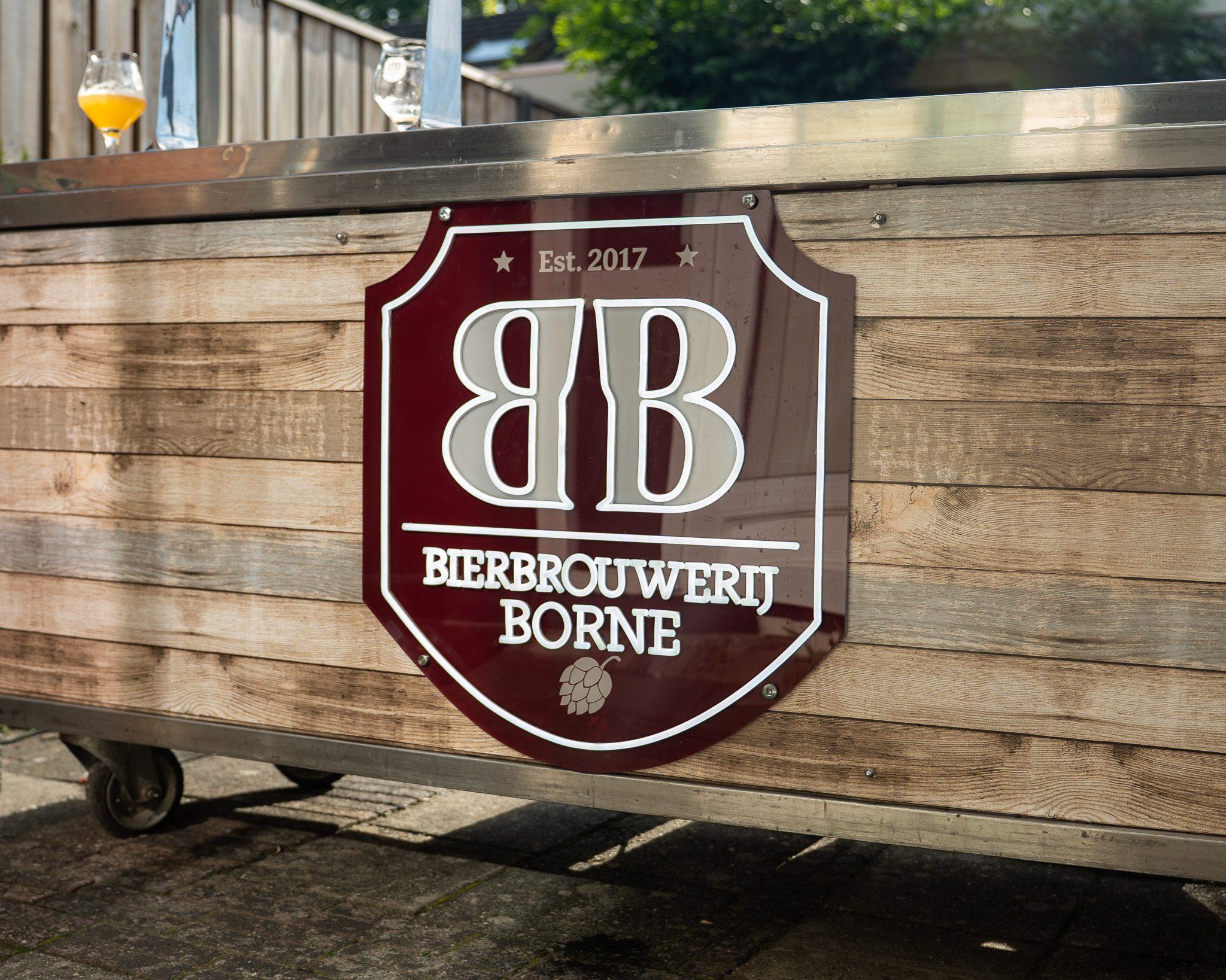 Het uithangbord van Bierbrouwerij Borne op de bar