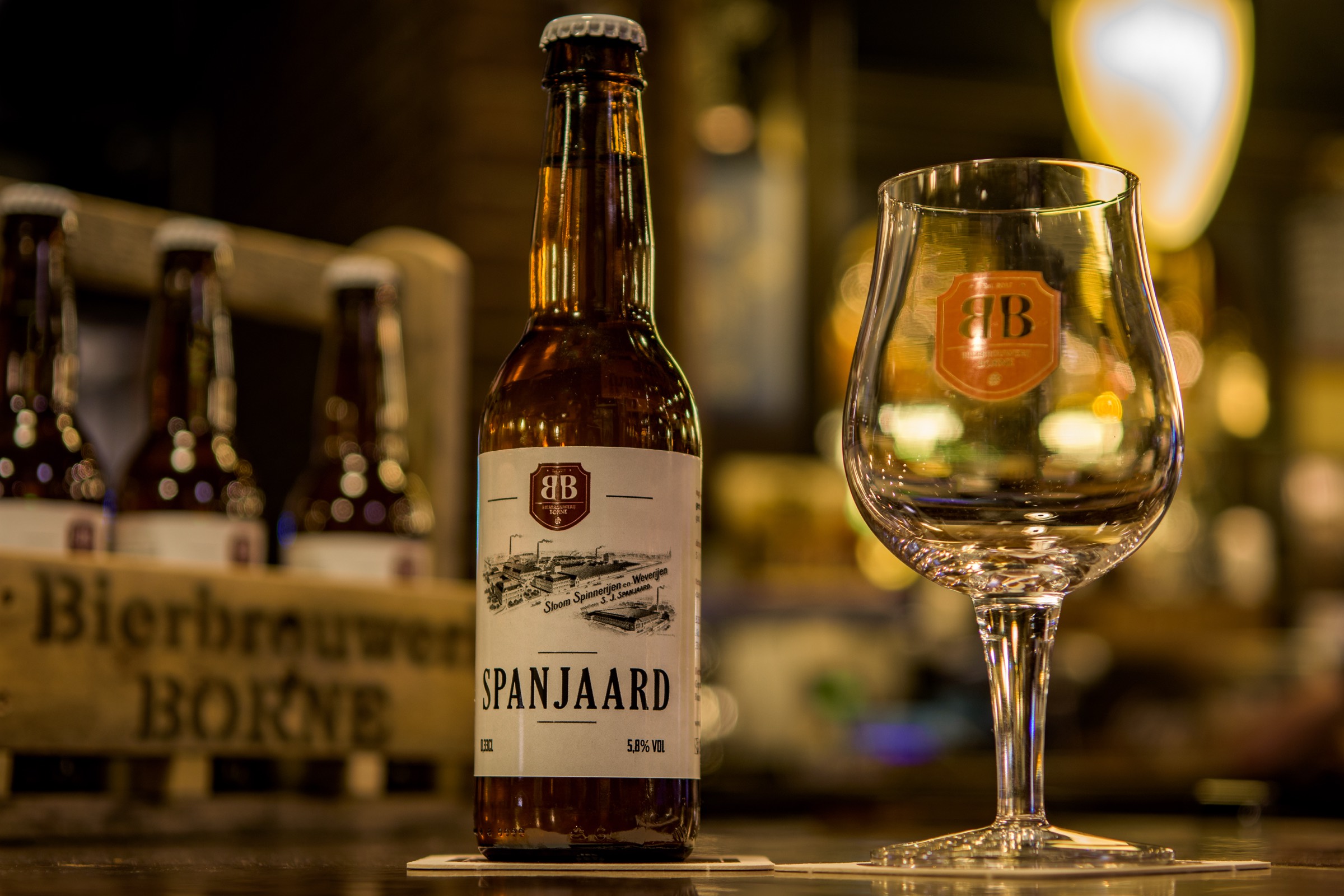 Bier aan de bar bij Bierbrouwerij Borne