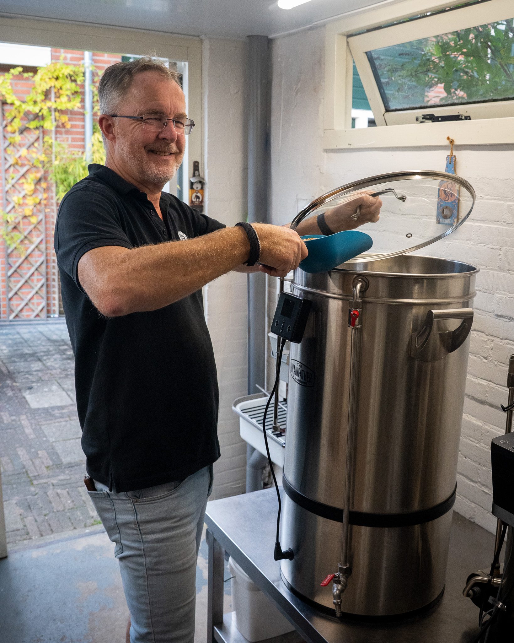 Onze brouwer aan de brouwketel