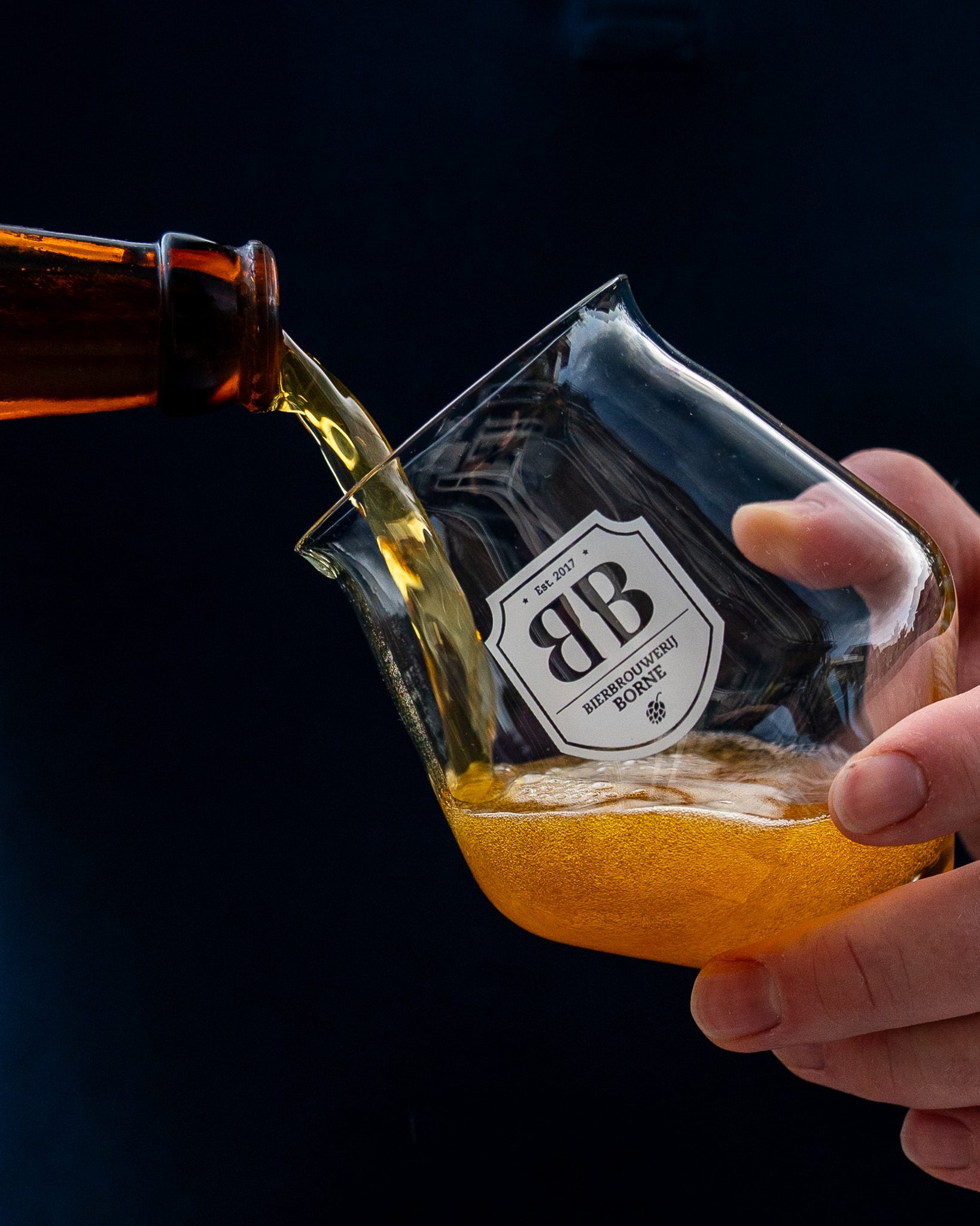 Blond bier wordt ingeschonken in een glas van Bierbrouwerij Borne