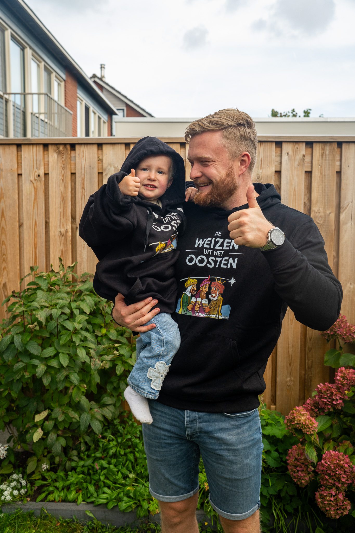 Vader en dochter in hoodies van De Weizen uit het Oosten